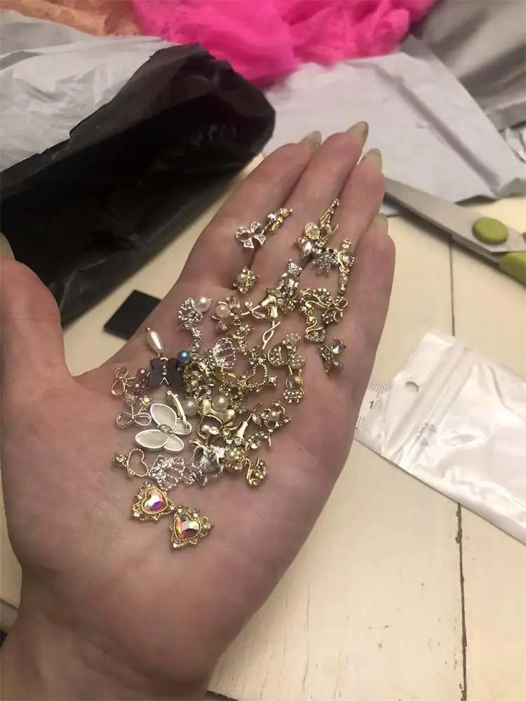 50pcs 무작위 3D 합금 네일 아트 매력 골드/실버 혼합 스타일 쥬얼리 부품 매니큐어에 대한 럭셔리 라인 석 보석 DIY 축복 가방