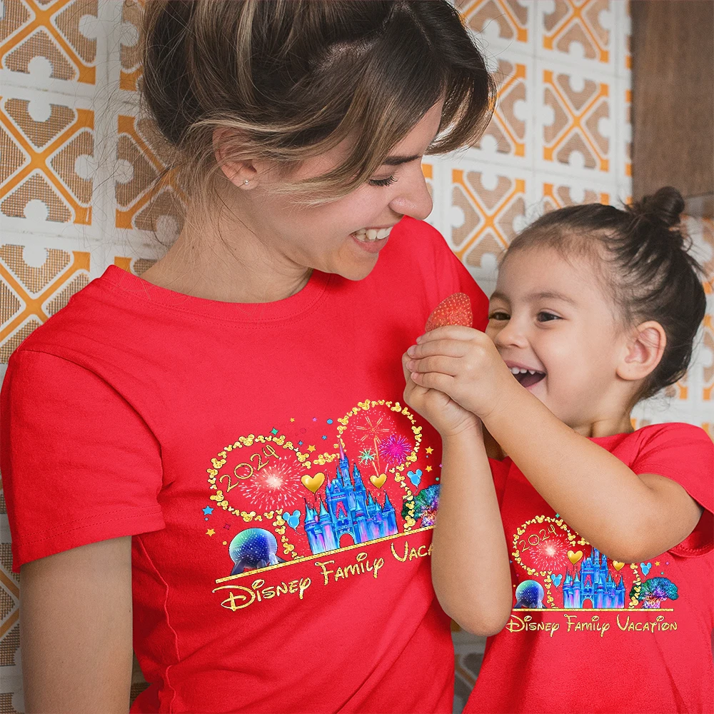 

2024 Disney Family Vacation Mother Kids T-shirt Towm Print Beautiful Fashion Red Clothes Summer Mom and Daughter Same T Shirt