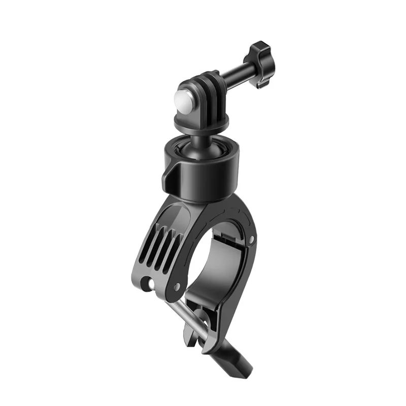 Support de fixation pour guidon de vélo et moto avec une DJI Action 2 fixée, sur fond de paysage urbain.