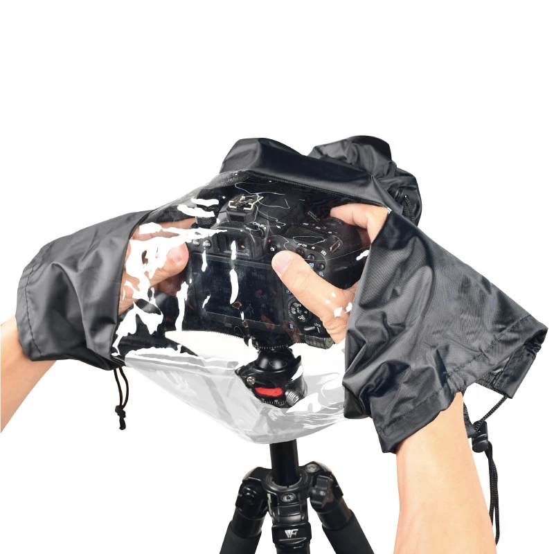 Housse de pluie pour appareil photo avec cordon de serrage, installée sur un boîtier avec téléobjectif, idéale pour les photographes outdoor.
