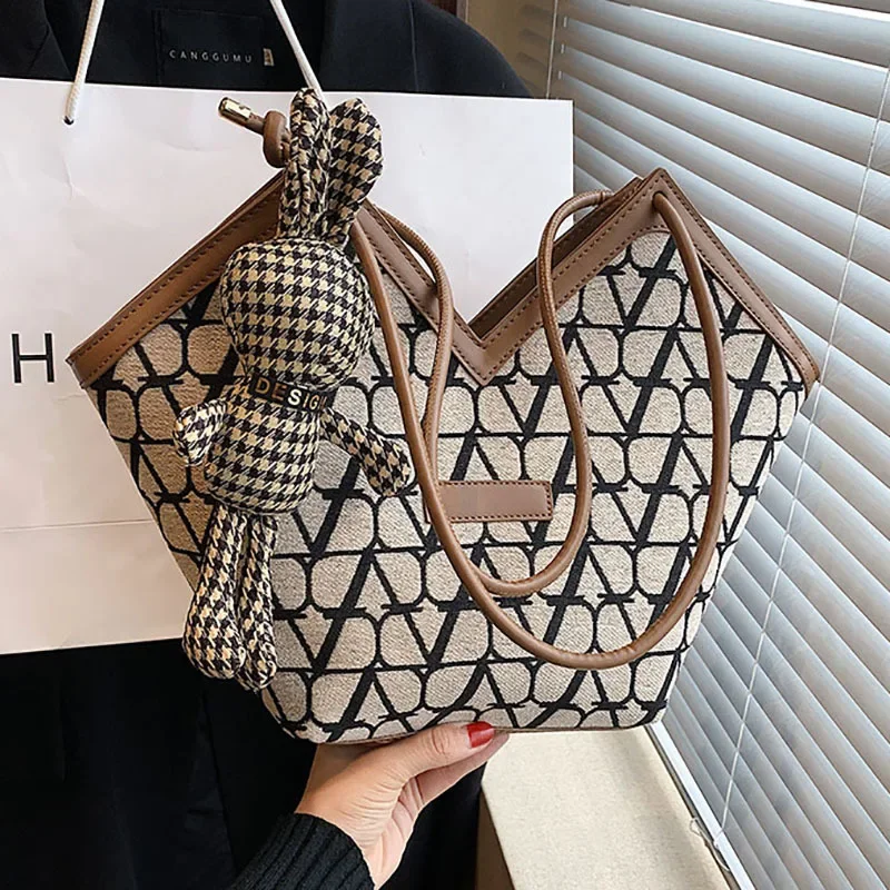 

Women's Large-Capacity Underarm Bag for Commuting to Work 2023 New Plaid Contrast Color Striped Tote Woolen Shoulder Bag