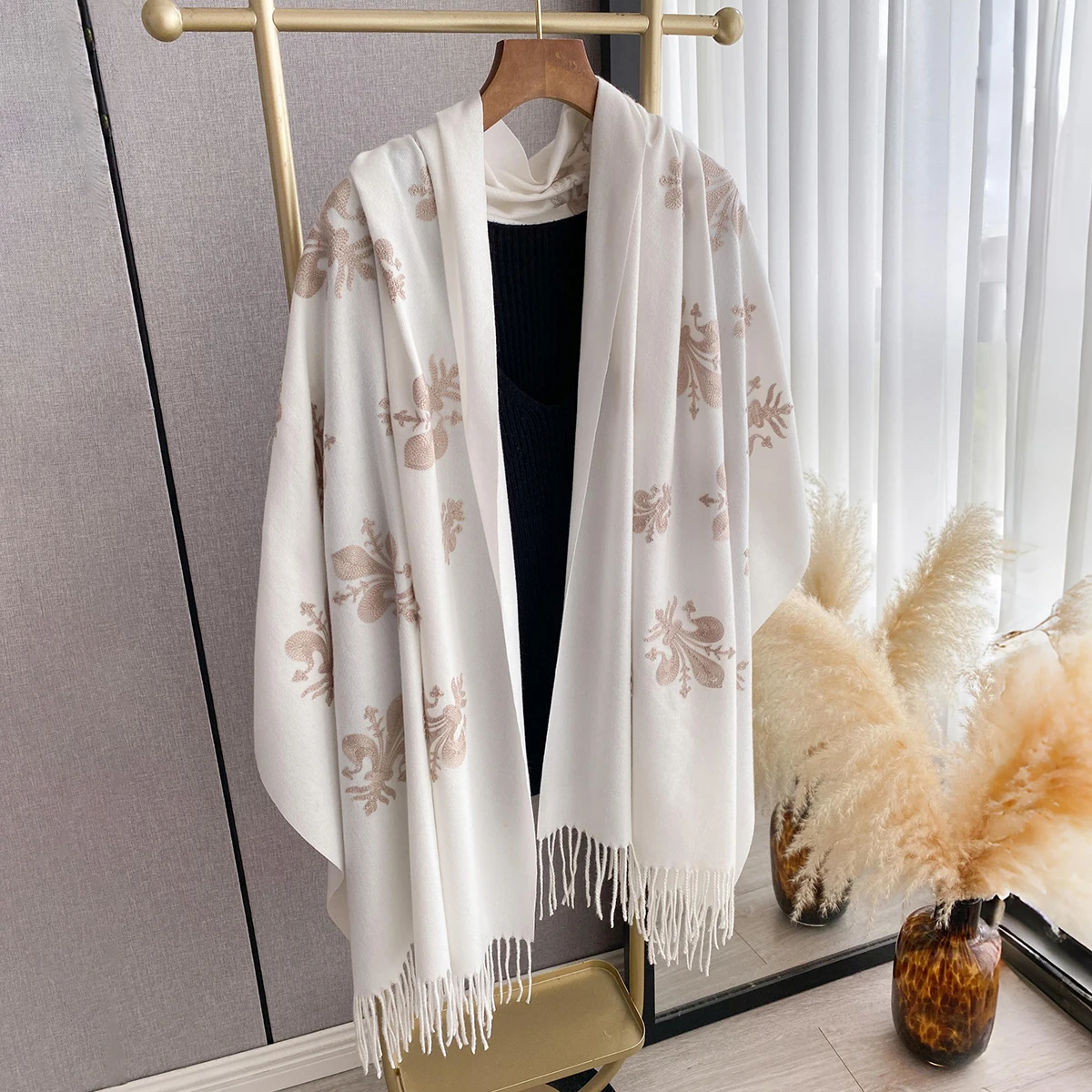 New Pashmina Cashmere Blend Mujer Bufanda Scarf Warm Echarpes Embroider Flower Poncho Cape Thick Warm Poncho Kerchief