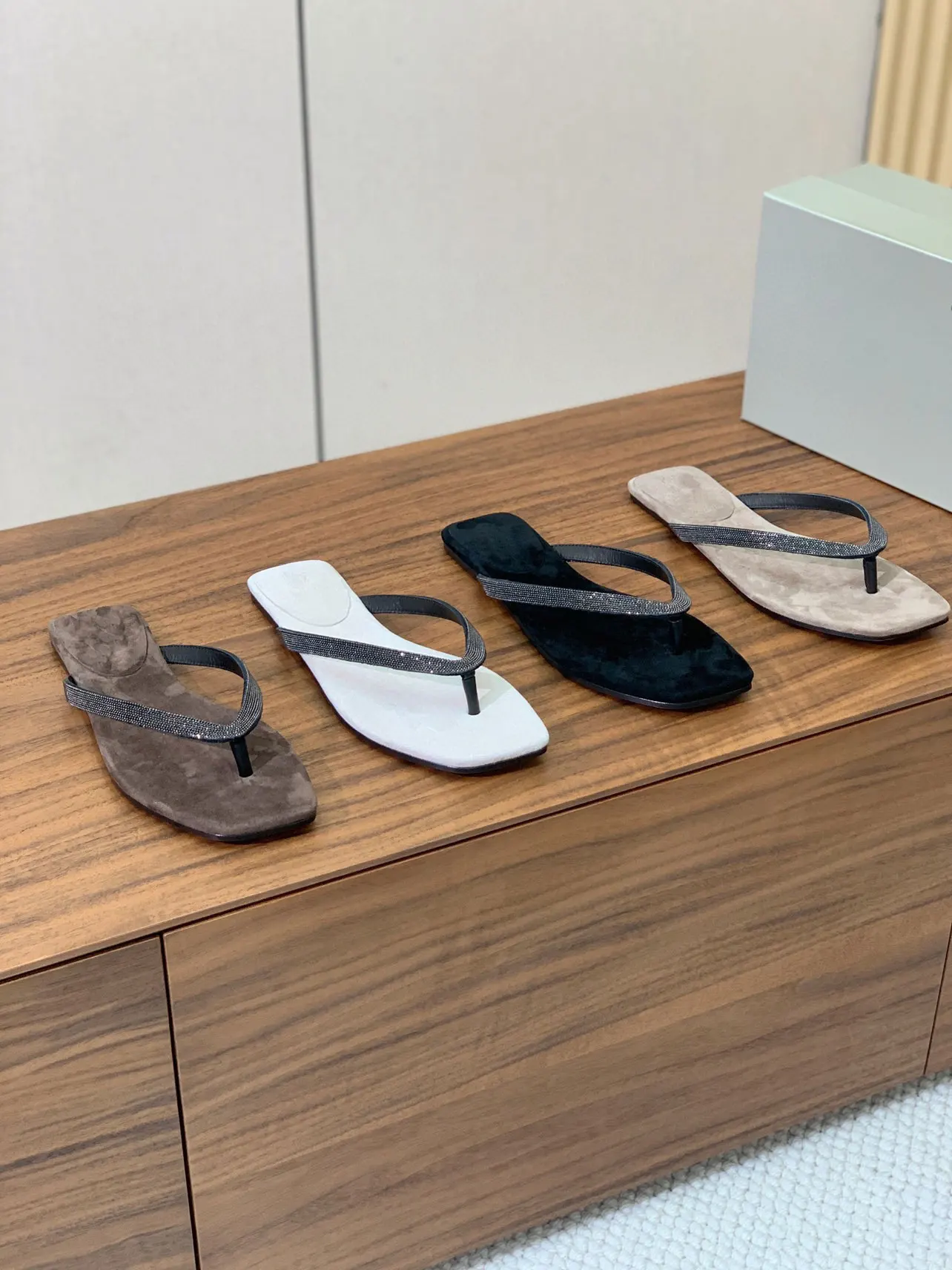 

24 New B//C Vacation Style Sheepskin Handmade Beaded Chain Flat Bottom Flip Flops Clip On Outer Wear Slippers Female