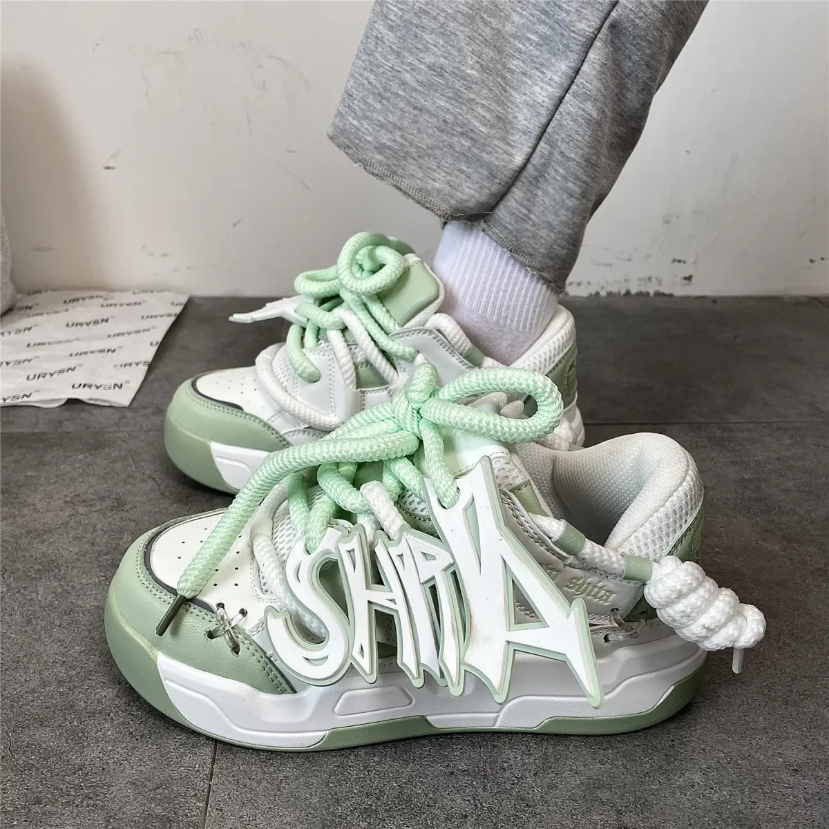 スニーカー NEGATIVETHREE Chubby Board Sneakers CYBER LIME Monogram Calfskin Leather Designer Skate Sneakers For Men