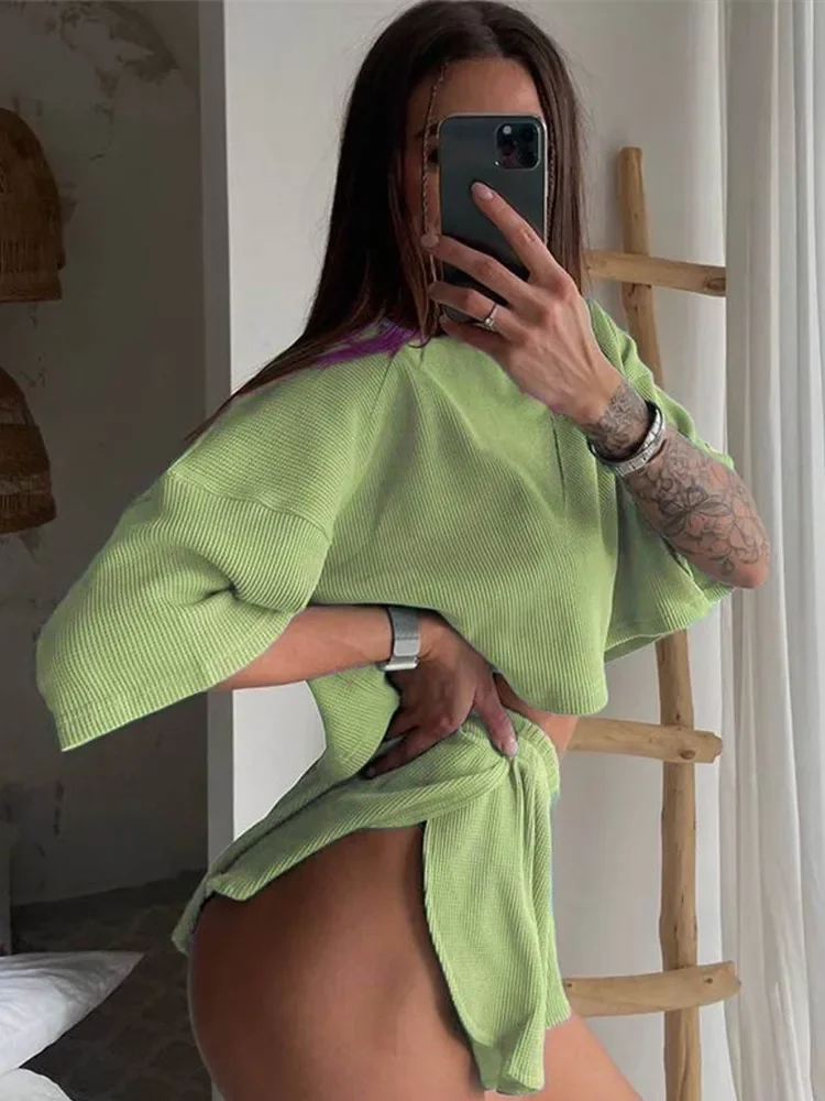 

Женский однотонный хлопковый комплект из 2 предметов, модная рубашка с круглым вырезом и коротким рукавом и шорты с разрезом, летний свободный женский костюм