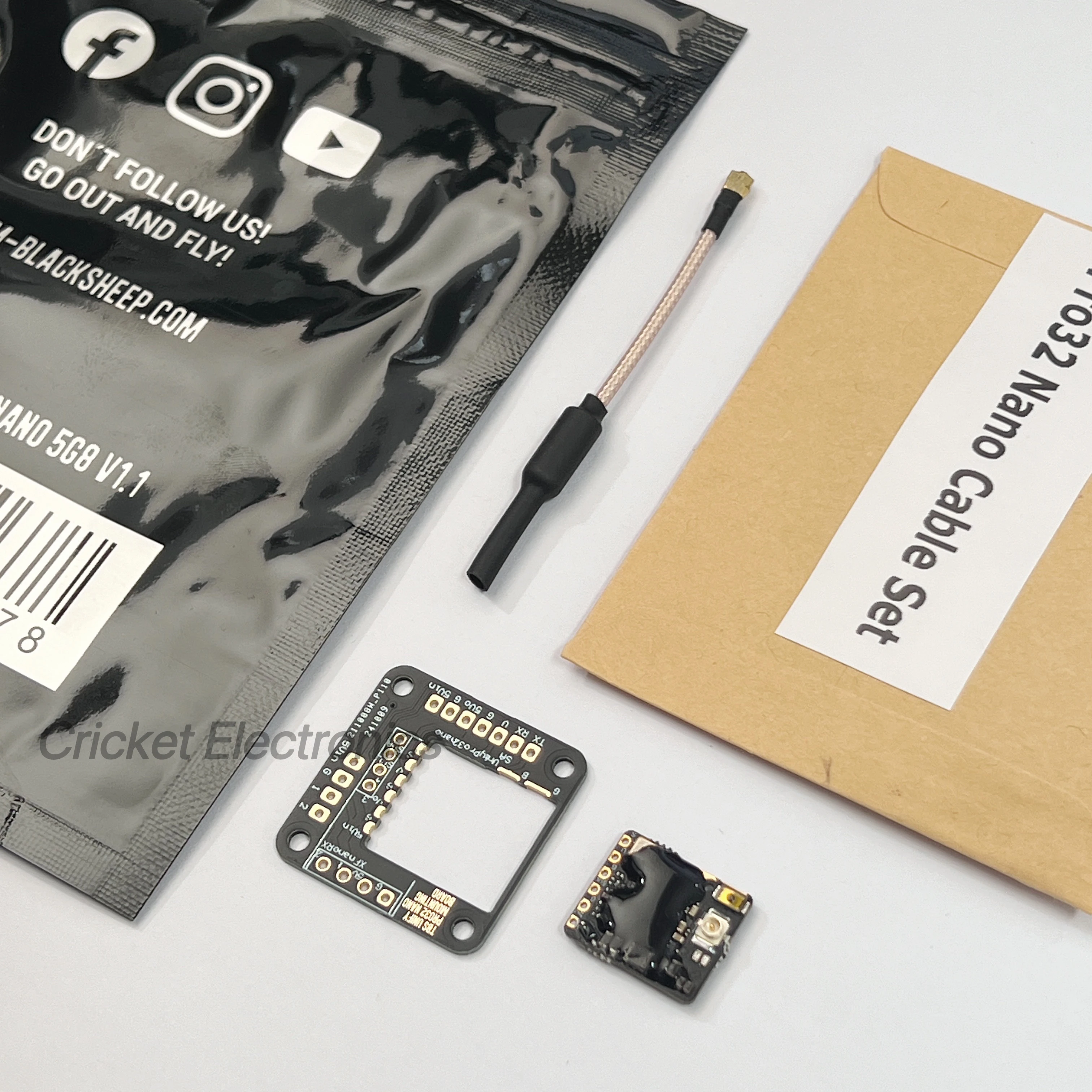 Boîte du TBS UNIFY PRO32 Nano VTX 5.8GHz 500mW+ ouverte, révélant l'émetteur et les accessoires inclus.
