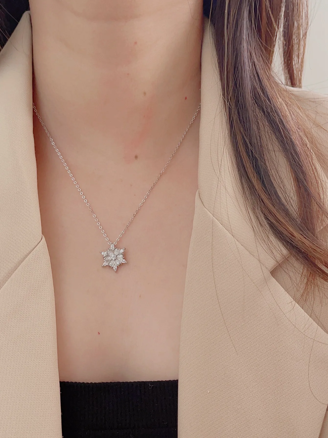 European and American retro S925 snowflake shaped diamond necklace with elegant temperament and personality