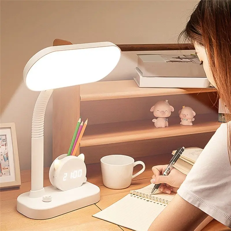 A32I LED 독서 책상 램프 무단계 디밍 충전식 조명 3색 스위치 침대 옆 시계 펜 홀더가 있는 야간 조명