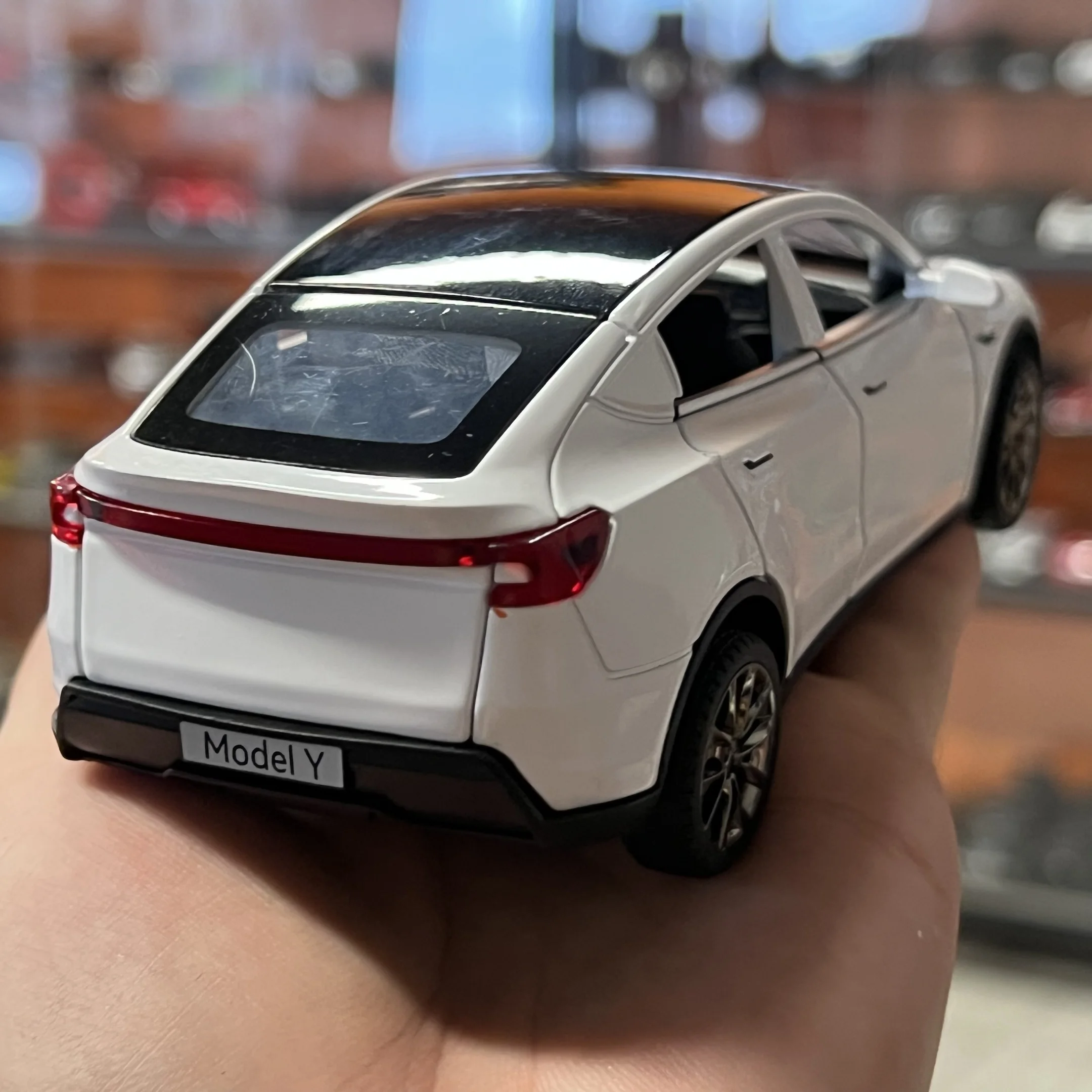 새로운 1:32 모델 Y 전기 SUV 금속 합금 기저귀 장난감 자동차 모델 소리와 가벼운 어린이 장난감 수집품 생일 선물 친구