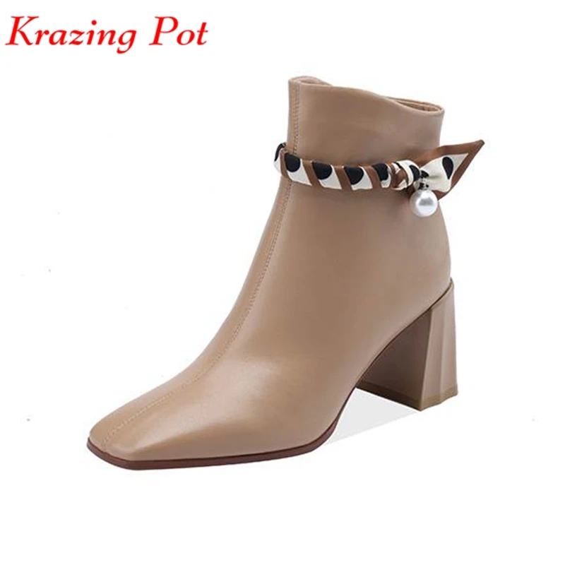 

Krazing Pot Sheep Leather 2024 Gladiator Square Toe Winter Warm Modern Boots Thick High Heels Scarf Decoration Solid Ankle Boots