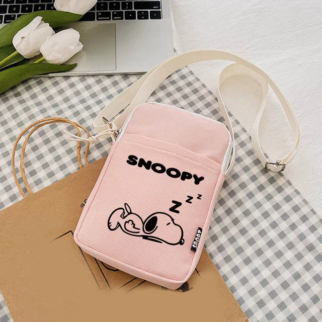 스누피의 귀여움을 담은 세련된 캔버스 가방