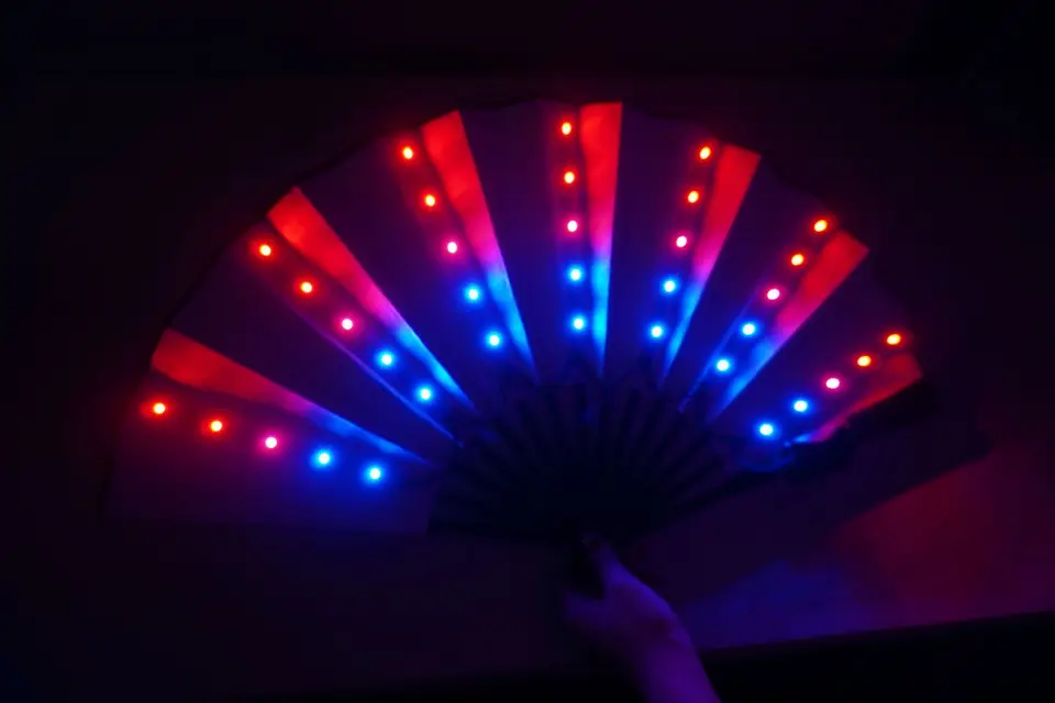 Ventaglio LED Pieghevole - Luci Colorate Per Spettacoli E Feste - Foto 9