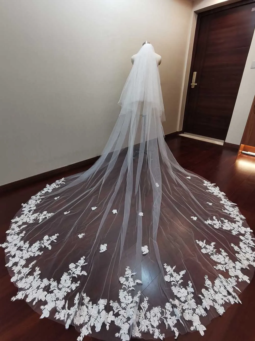 Beautiful Lace Appliques Wedding Veil with Blusher 3.5 meters 2T Bridal Veil Wedding Accessories Velos Novia 2023