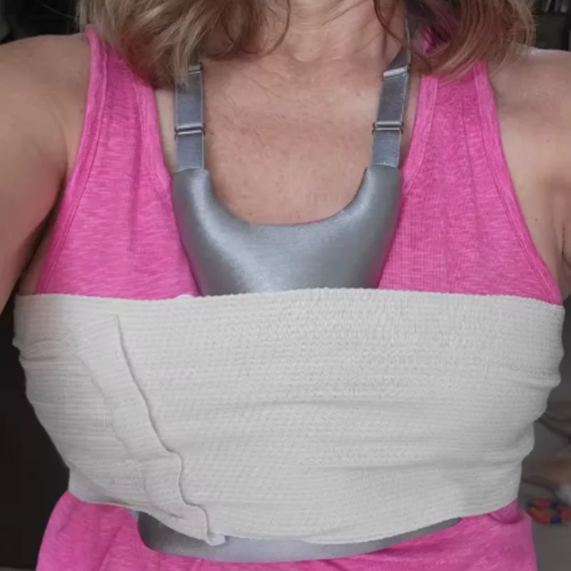 Düz bir yüzeyde gösterilen yumuşak dolgun yastık