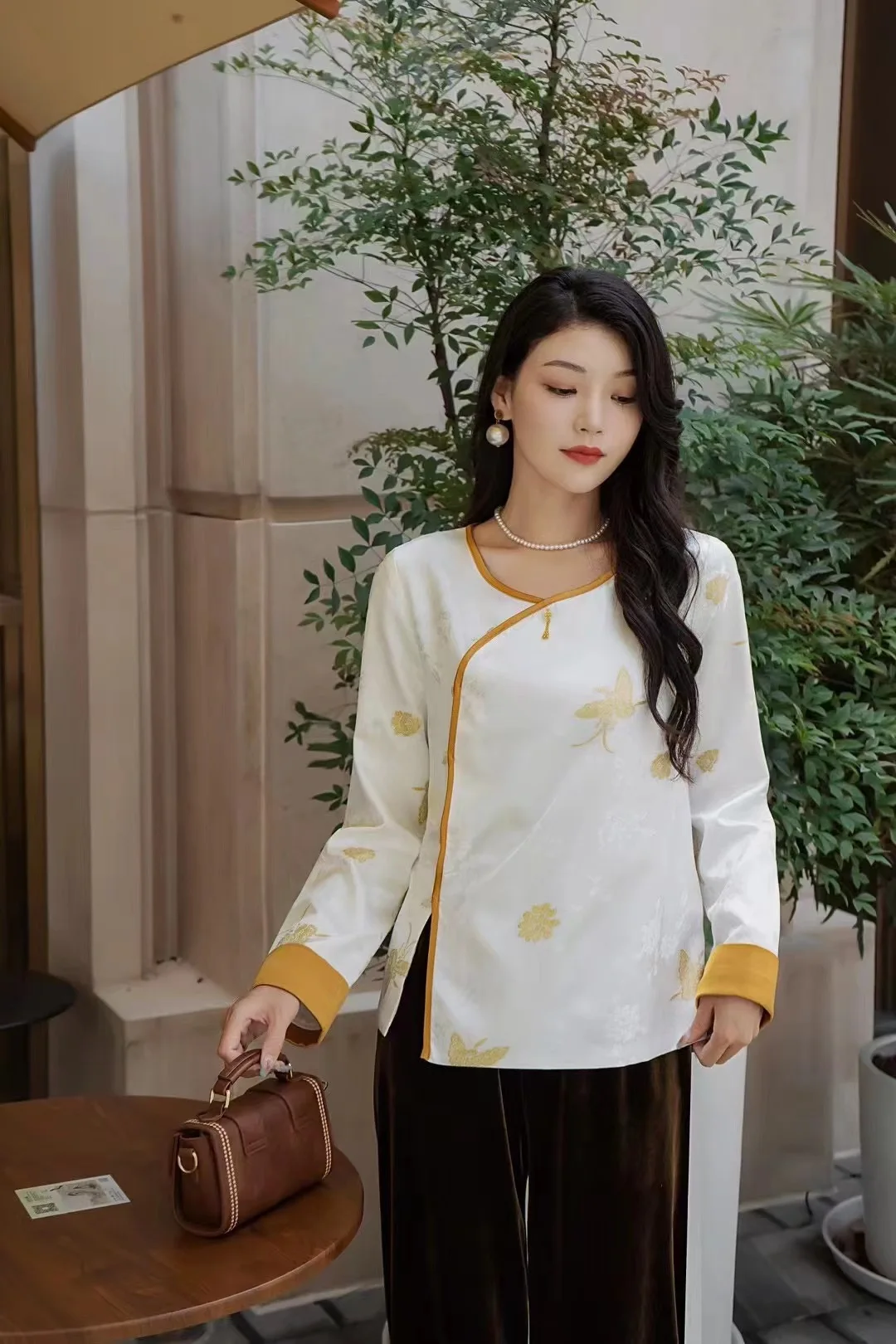 

Женский топ с вышивкой, повседневный Шелковый топ в китайском стиле на пуговицах, с длинным рукавом и вышивкой, осень-лето