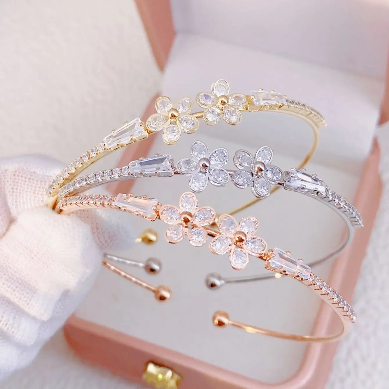 

NEW version of fashion luxury flower women's bracelet opening adjustable size