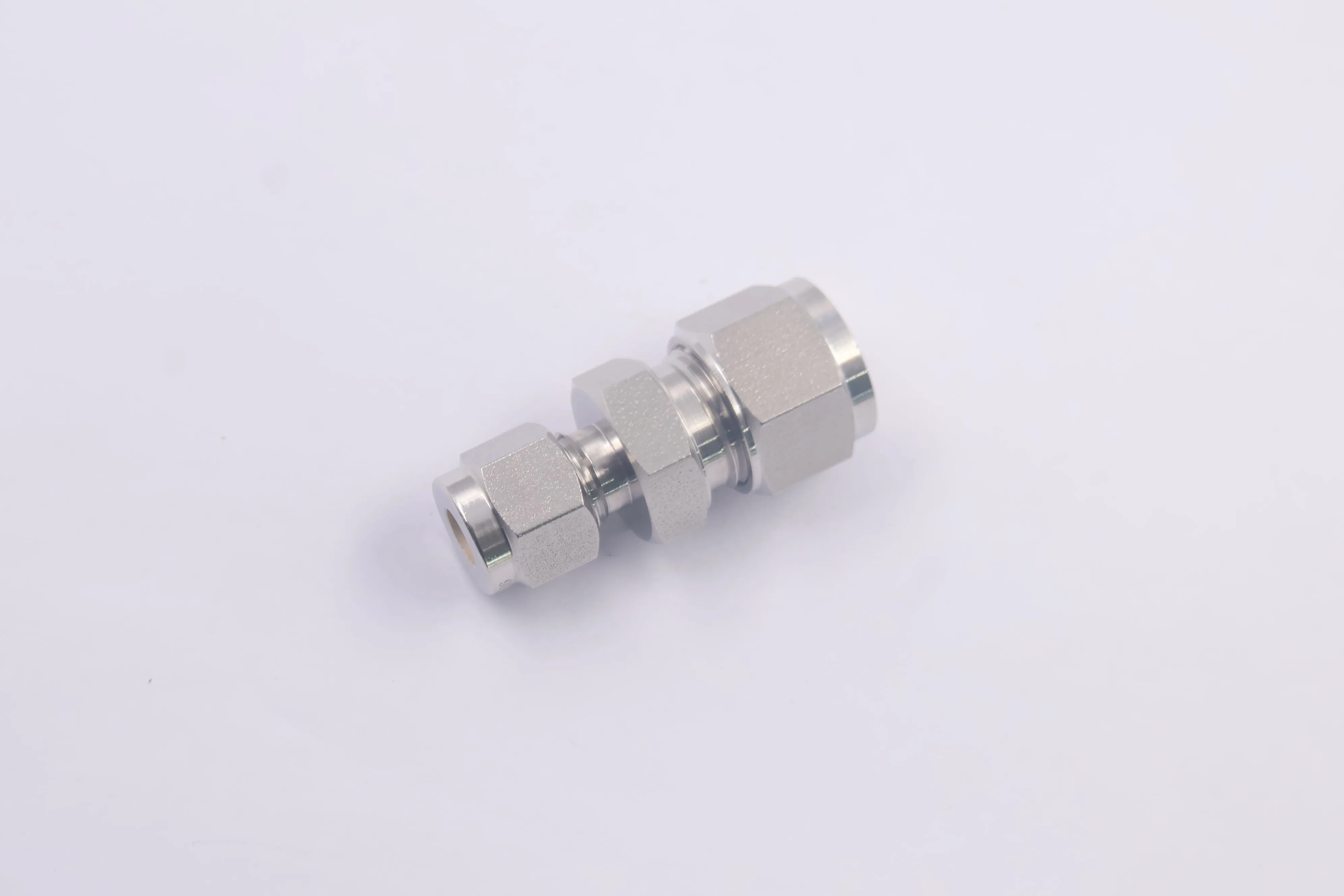 SS-10M0-6-4, Stainless Steel Tube Fitting, Union, 10 mm x 1/4 in. Tube OD, Can Combination with Swagelok