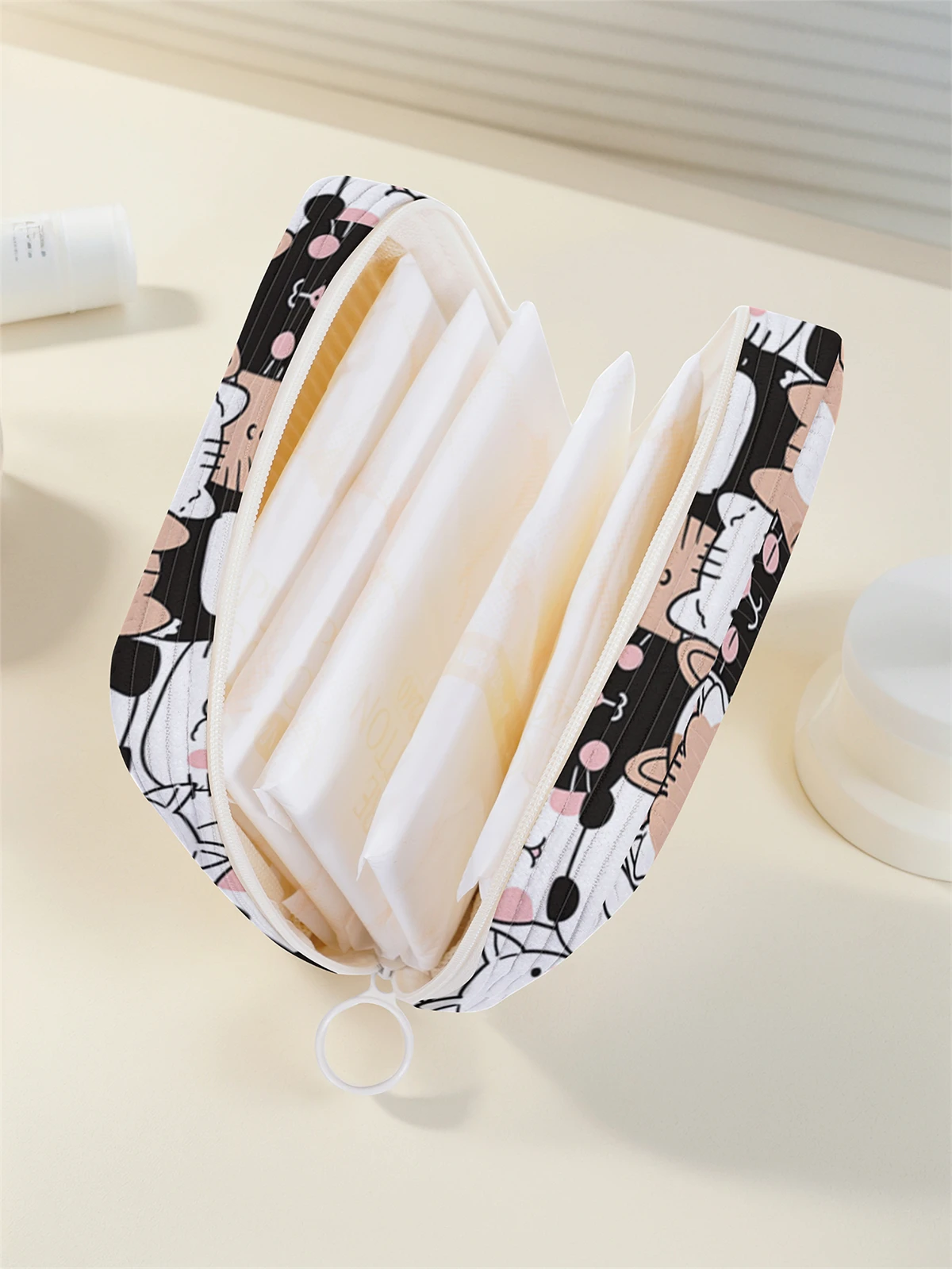 Cartoon dog pattern printed sanitary napkin storage bag, women's lightweight tissue bag, sanitary tissue bag