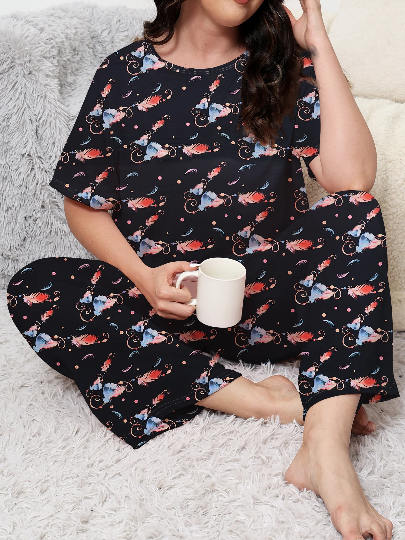 Plus size pajama set, short sleeved and long pants, comfortable and slightly loose. Home wear can be worn externally in sizes
