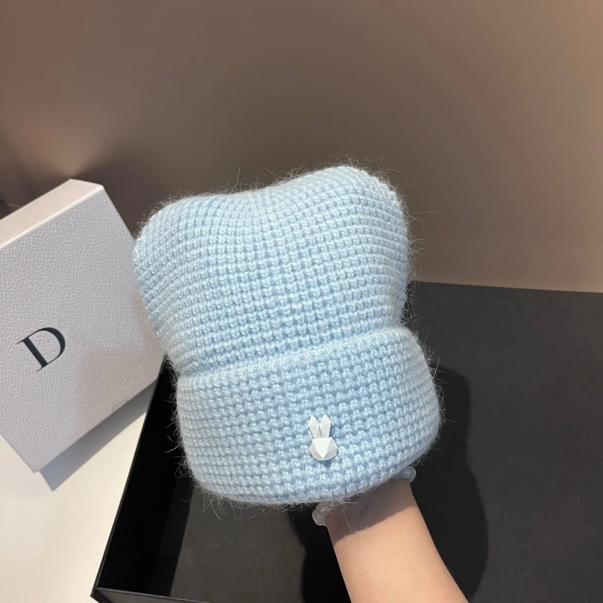 Autunno e inverno nuovo cappello lavorato a maglia in pelliccia di coniglio scozzese moda orecchie di coniglio carino caldo morbido cappello di lana glutinosa da donna
_voghion.com