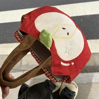 Sac à main pomme rouge créatif et mignon en velours côtelé, sac à bandoulière élégant en toile pour les sorties avec pendentif pomme, sac à bandoulière décontracté et polyvalent 5