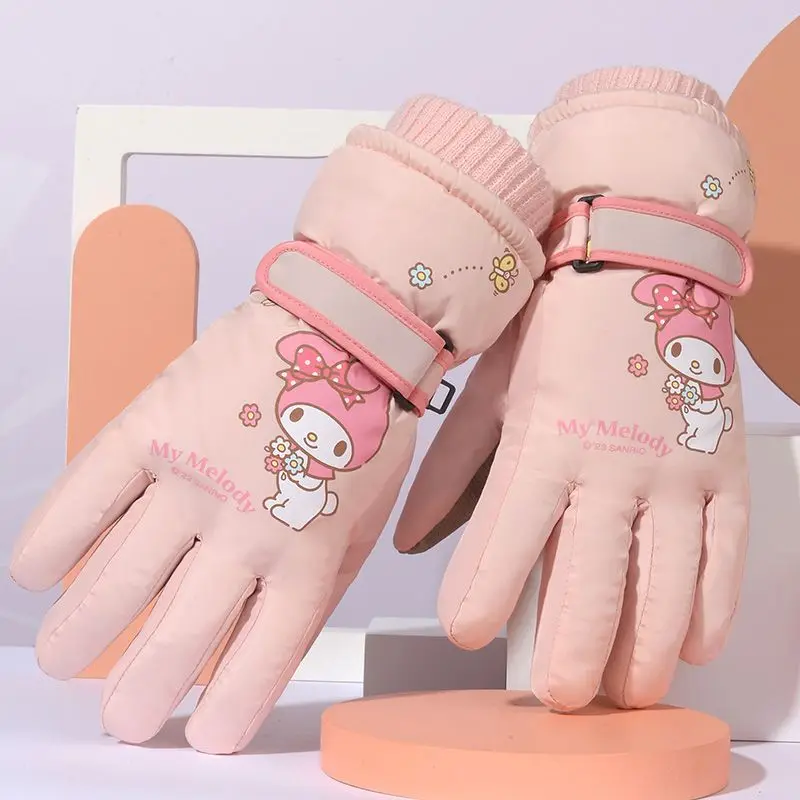 Рисунок 2 - Уличные лыжные перчатки Sanrio для сенсорного экрана