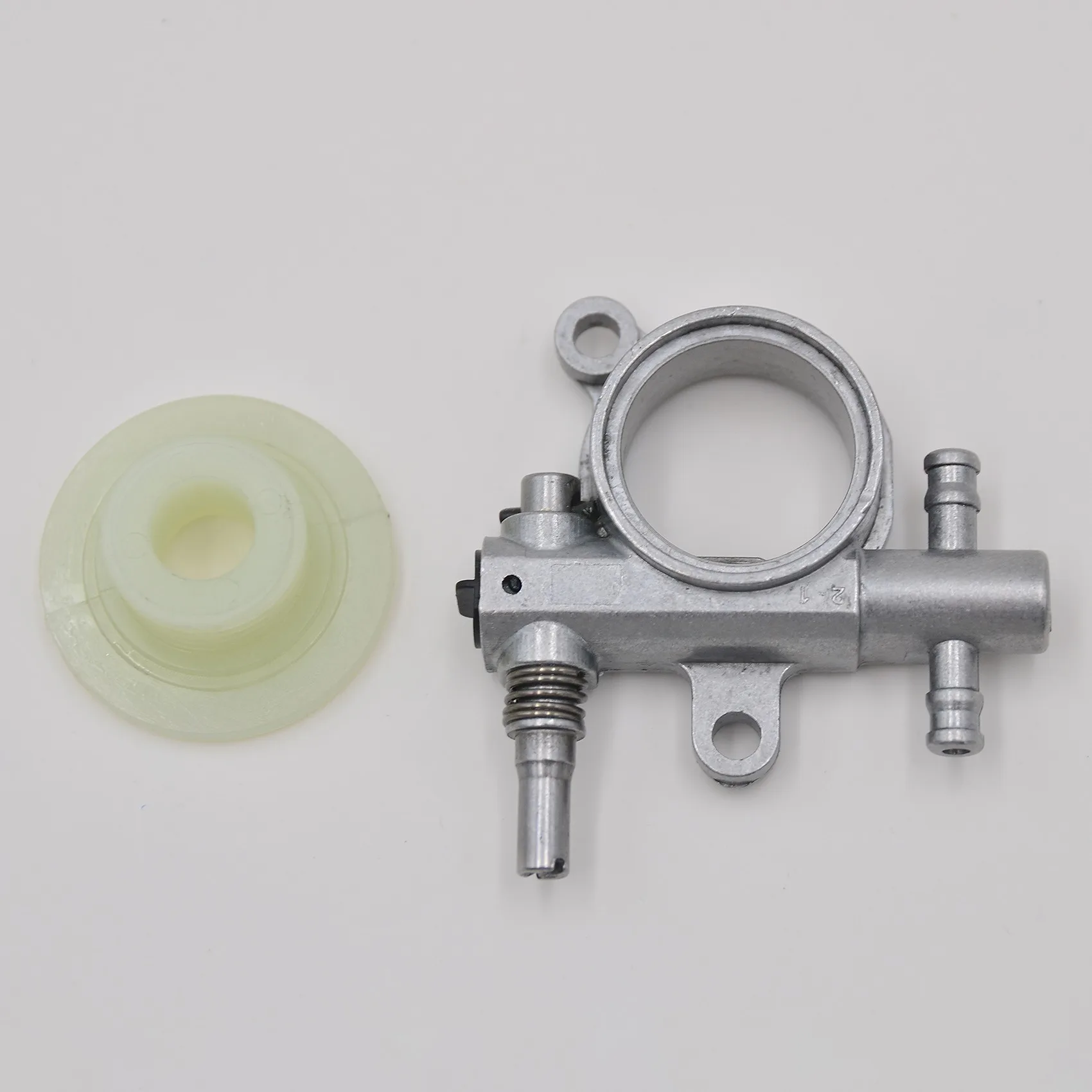 Chainsaw Spare Parts Chainsaw Oil Pump Worm Drive Gear 1Set Fit for 25CC/38CC Chain Saw