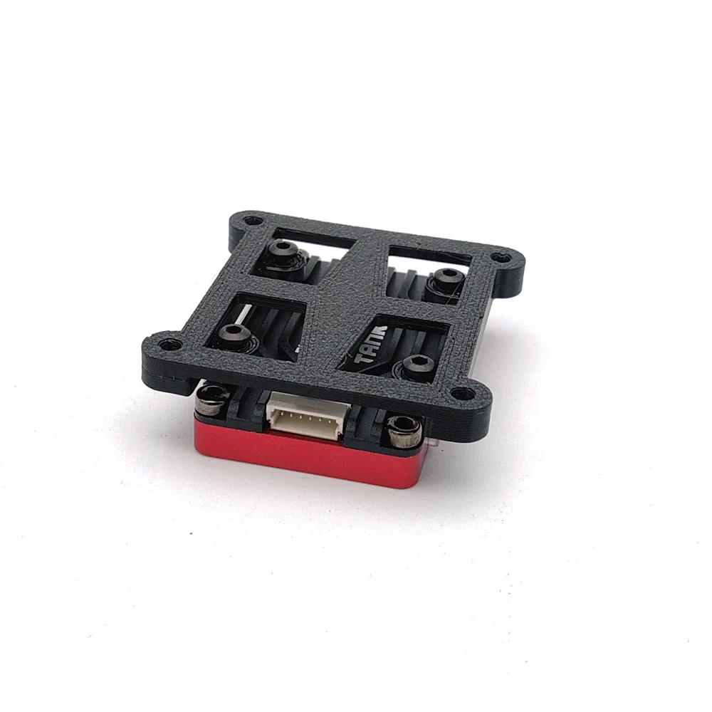 Support VTX installé sur un drone FPV, avec l'émetteur vidéo clipsé, vue latérale du montage.