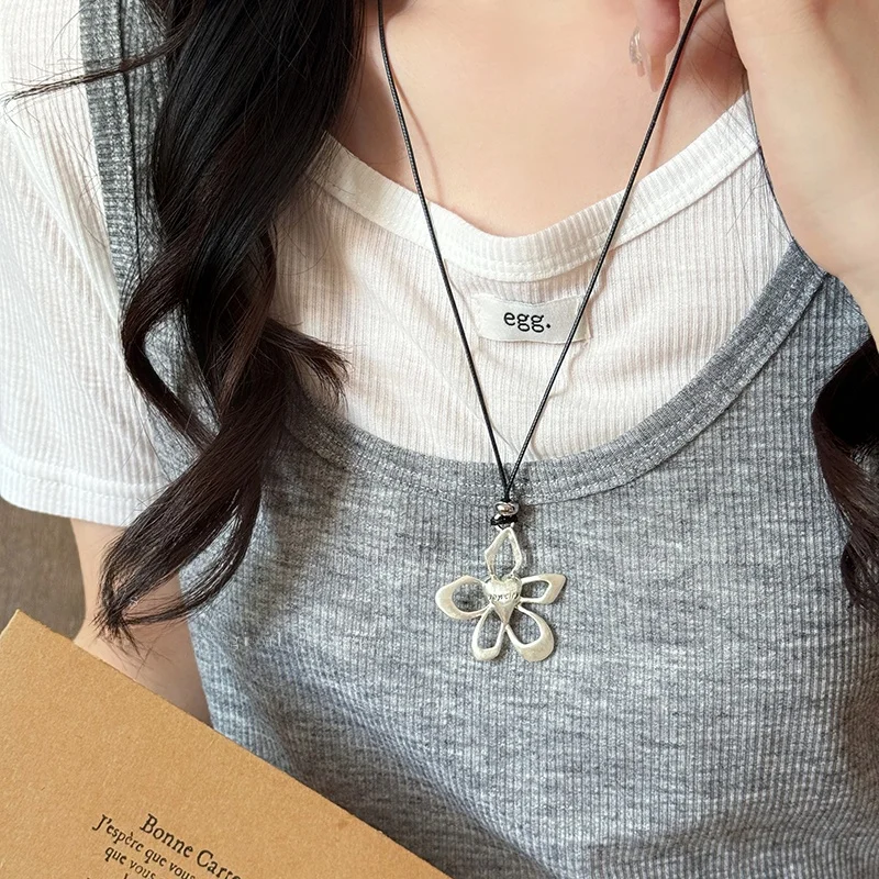 Korean Sle Hollow Flower Pendant Nelace Long Sweater Chain Adjustable Bla Rope for Women Sweet Girl Faion Jewelry