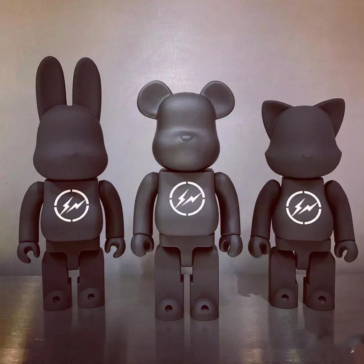 

Фигурка Игрушки Bearbrick, 28 см, 400%, кавайная черная модель, Высококачественная аниме экшн-фигурка, украшение для дома, подарок на Хэллоуин