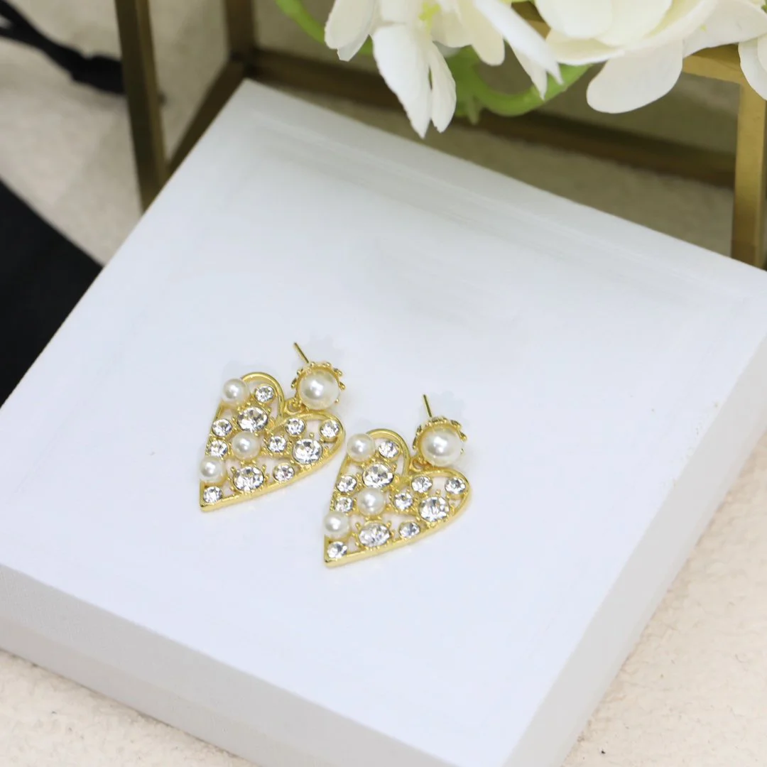 2022 Brand Brand European And American Fashion Pearl Earrings Artistic Temperament  Beautiful And Generous For PartiesEar Studs