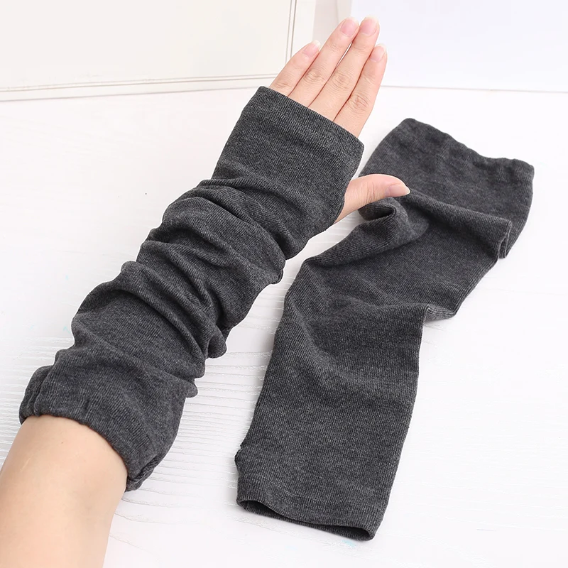 Les manches chaudes de la femme protègent les bras du vieil homme, et la pièce climatisée empêche le vent et le froid en hiver