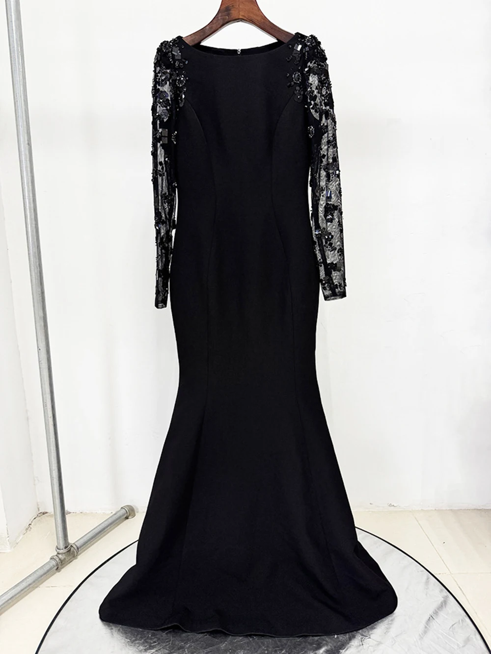 فستان سهرة رسمي من Modphy Diamonds مطرز بالترتر وأ...