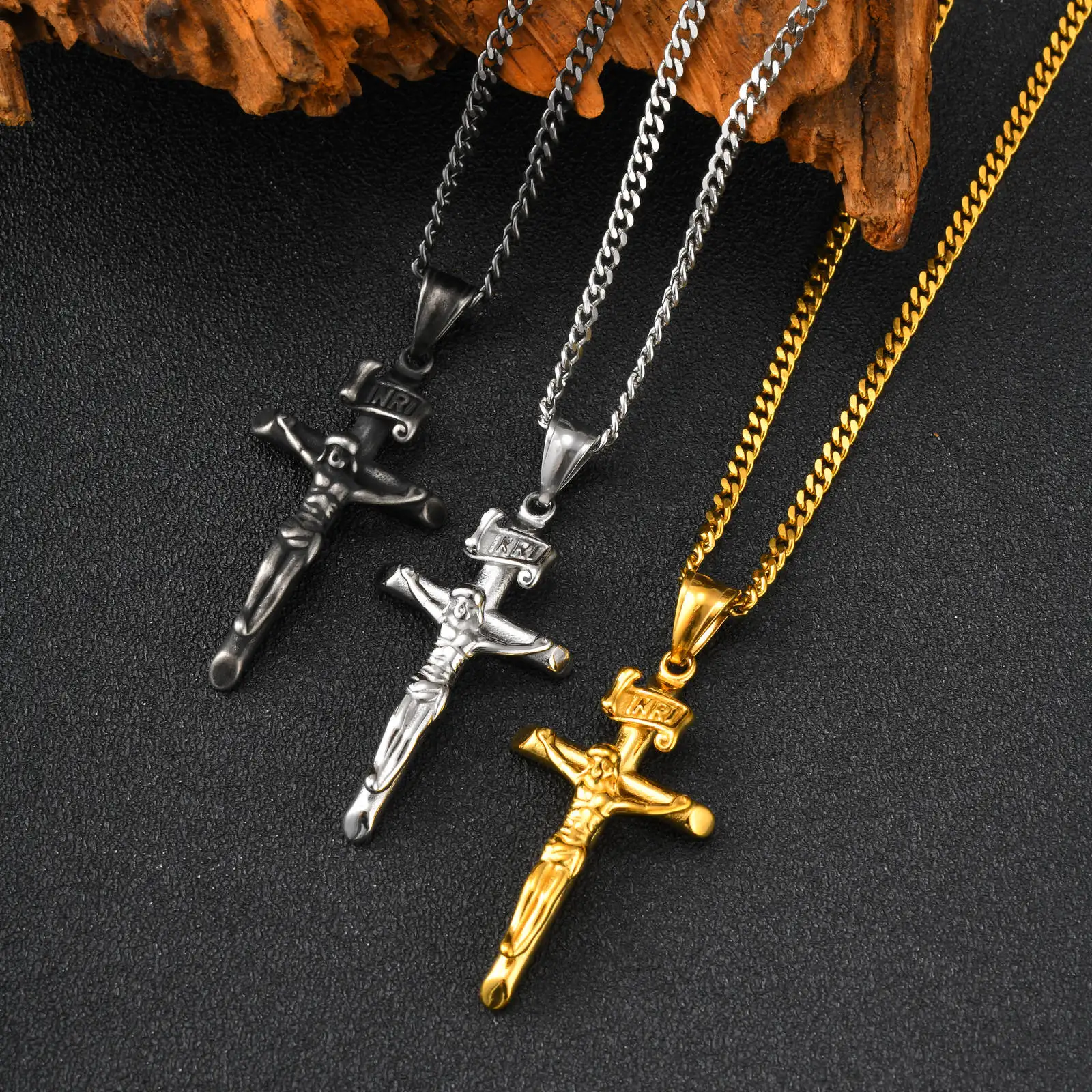 Vnox Edelstahl Katholisches Jesus-Kreuz Halskette für Männer und Frauen, Kruzifix-Anhänger mit 60cm Panzerkette, Religiöses Schmuckgeschenk