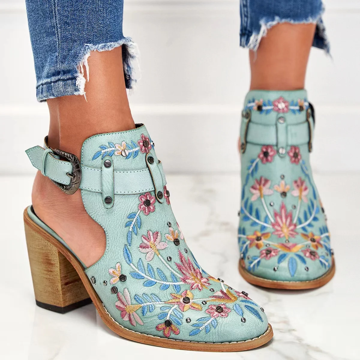 

2023 New Vintage Riveted High Heel Sandals, European and American Fashion Thick Heel Embroidered Baotou Sandals, Lightweight