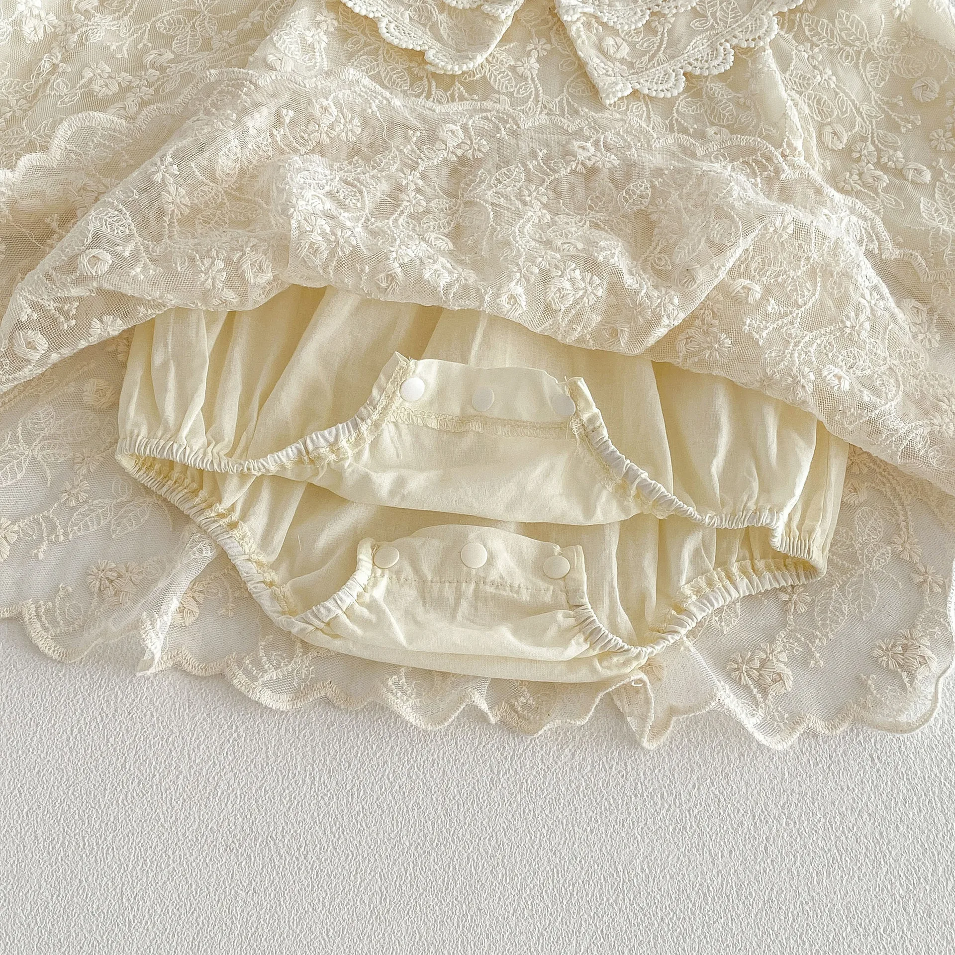 2026 Frühling Koreanische Babykleidung Bubble Langarm-Body für 3M-2T Mädchen Aprikosenfarbenes Spitzenkleid für Kleinkinder – Detail 10