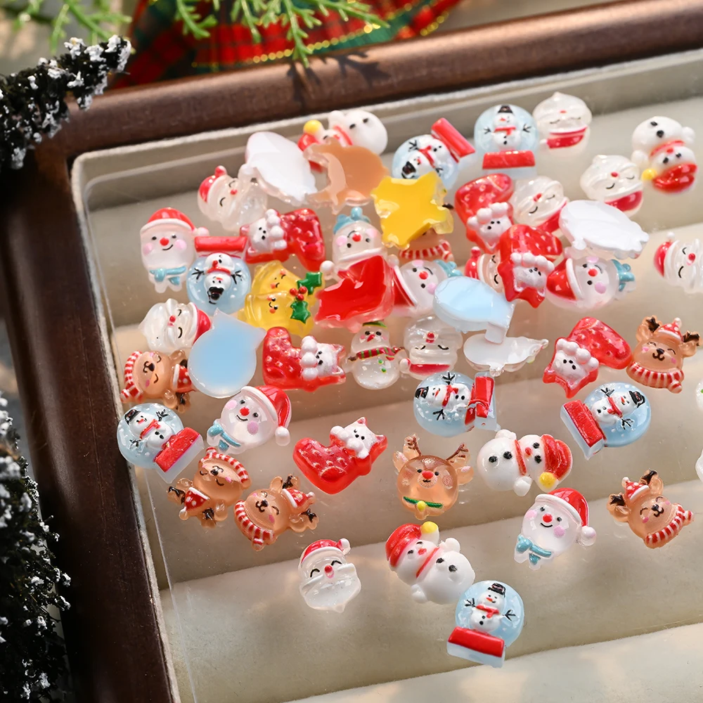 50 Stück 3D Schneemann Elch Weihnachts-Nagelanhänger Cartoon Weihnachtsglocke Socken Harz Nagelkunst Dekoration für DIY Bastelarbeiten Haarschmuck Kindergeschenk – Detail 4