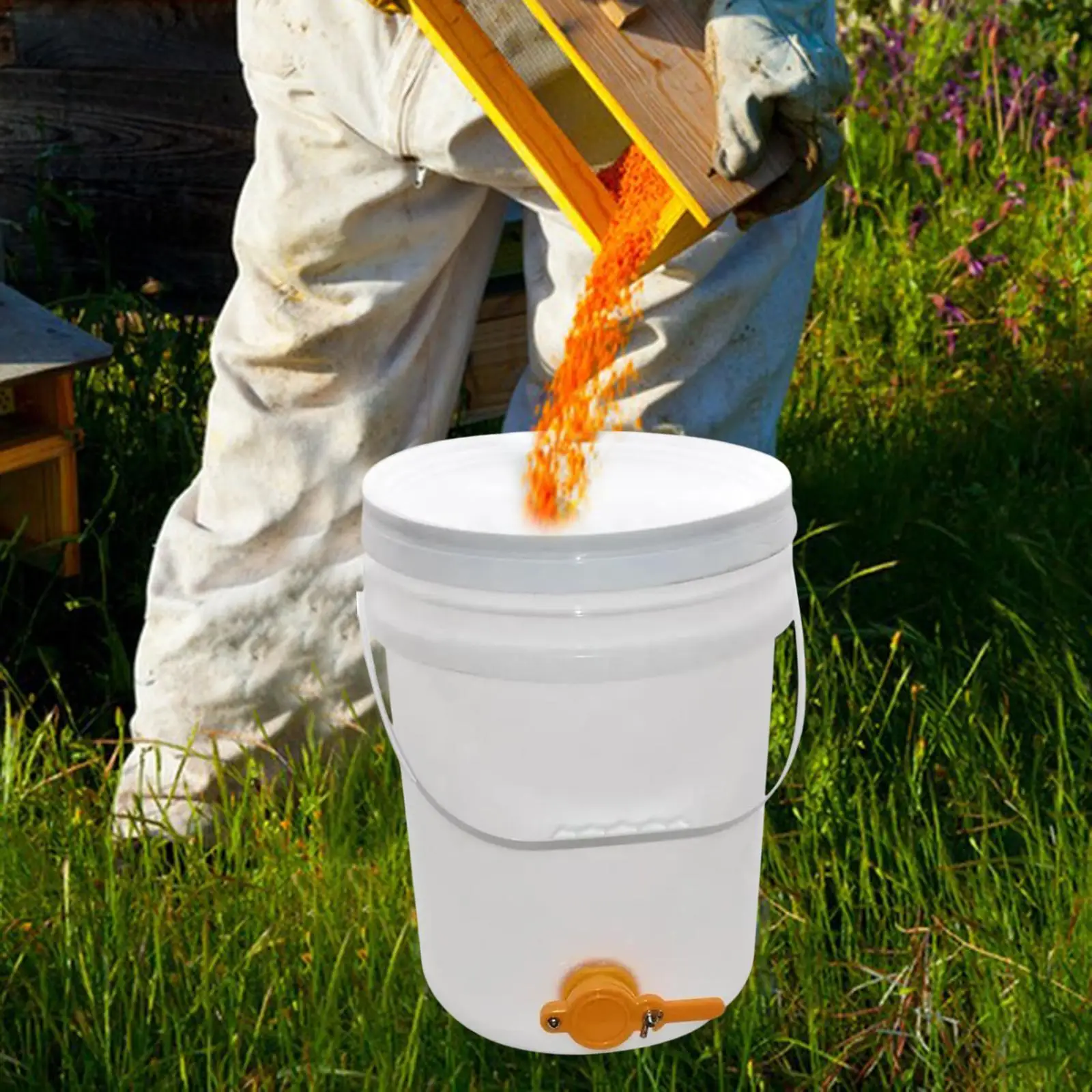 Large Capacity Plastic Honey Bucket 5 Gallon Honey Bottling Bucket for Home Beekeeping Extractor Equipment