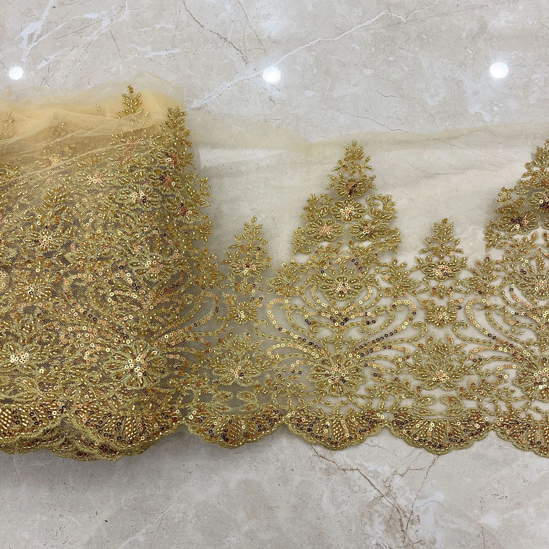 Vestido de novia con cuentas doradas y plateadas bordadas