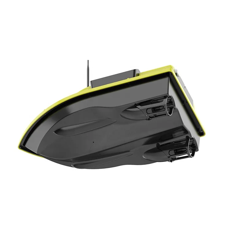 Bateau de pêche télécommandé 500mm posé sur un quai en bois, prêt pour une sortie en mer ou lac