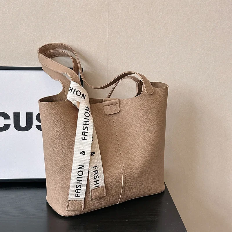 

French Minority Simple Large Capacity Commuter Tote Female 2024 New Fashion All-Matching Soft Leather Shoulder Large Bag