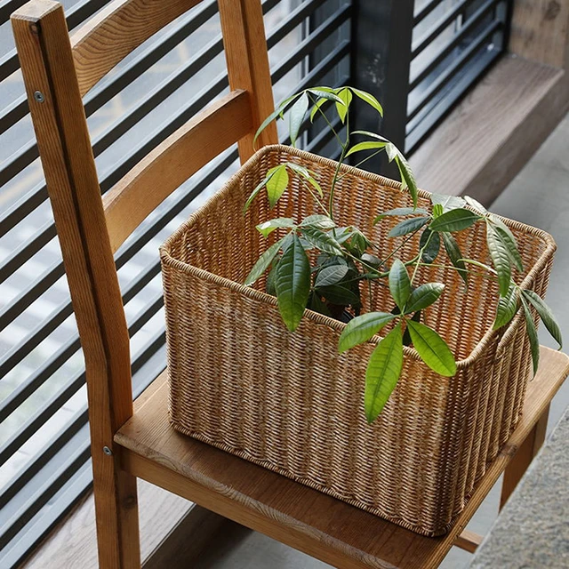 panier tissé en tricot avec ustensiles de cuisine en bois. maison  écologique. ménage et ménage. table blanche et zéro déchet pas  d'accessoires en plastique. 8417767 Photo de stock chez Vecteezy