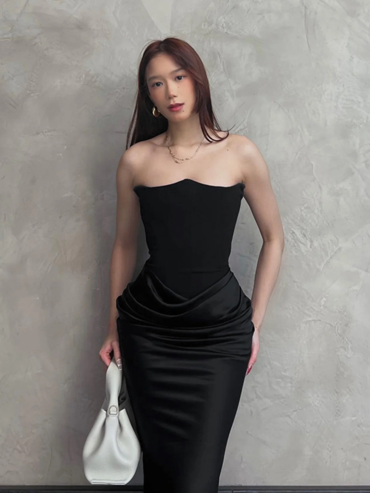 

Design Strapless Dress With Slim Fit And A Fishbone Wrap Around The Buttocks