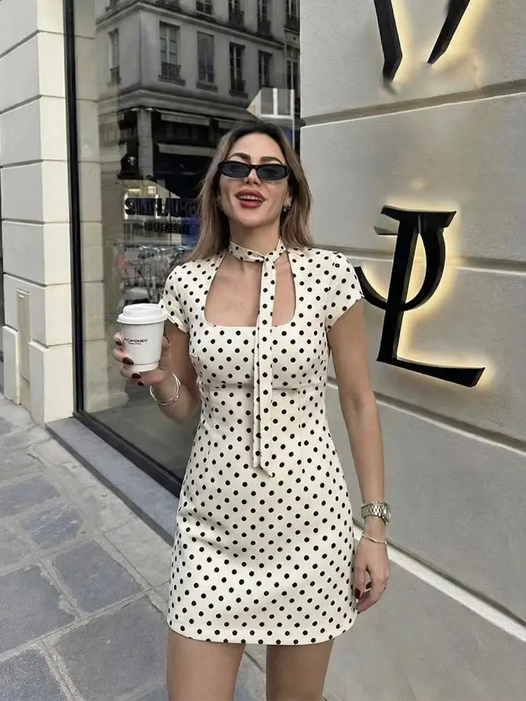 Vestido Mini Feminino HH com Poás, Renda e Recortes, Manga Curta, Tendência de Verão 2026, Vestido Elegante para Mulheres