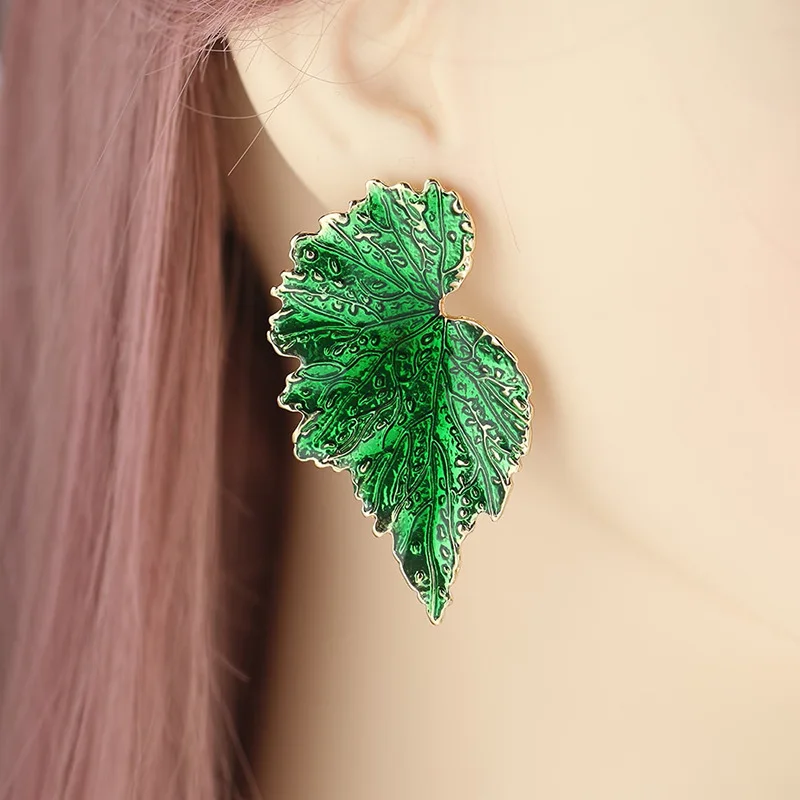 

Retro Saint Patrick's Day green leaf earrings fashion exaggerated enamel dark earrings female
