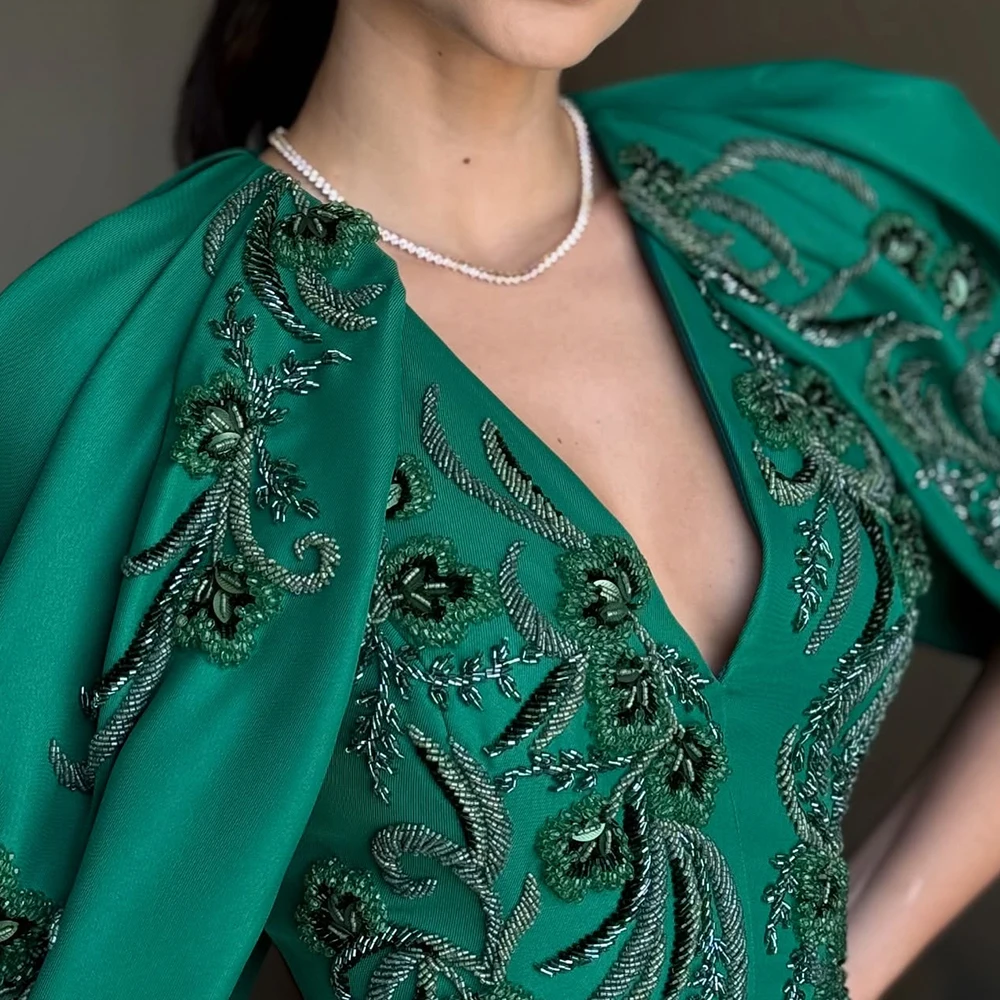 فستان أخضر بتطريز فاخر وكاب أنيق