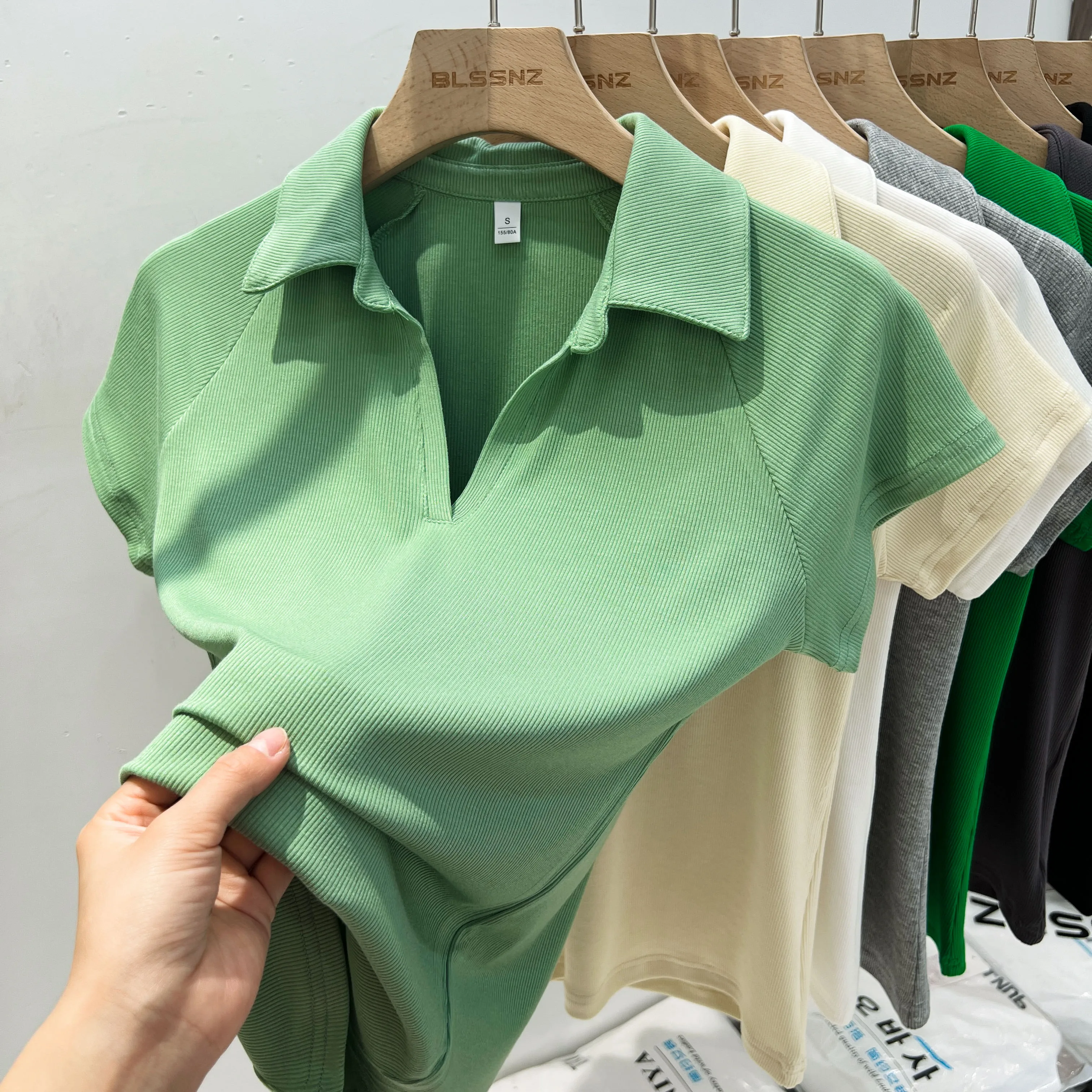 Nischen-Design Slim Fit Kurzarm Damen T-Shirt 2026 Sommer Neuheit V-Ausschnitt Poloshirt Einzigartiges Elegantes Top Koreanisches Einfarbiges Tee