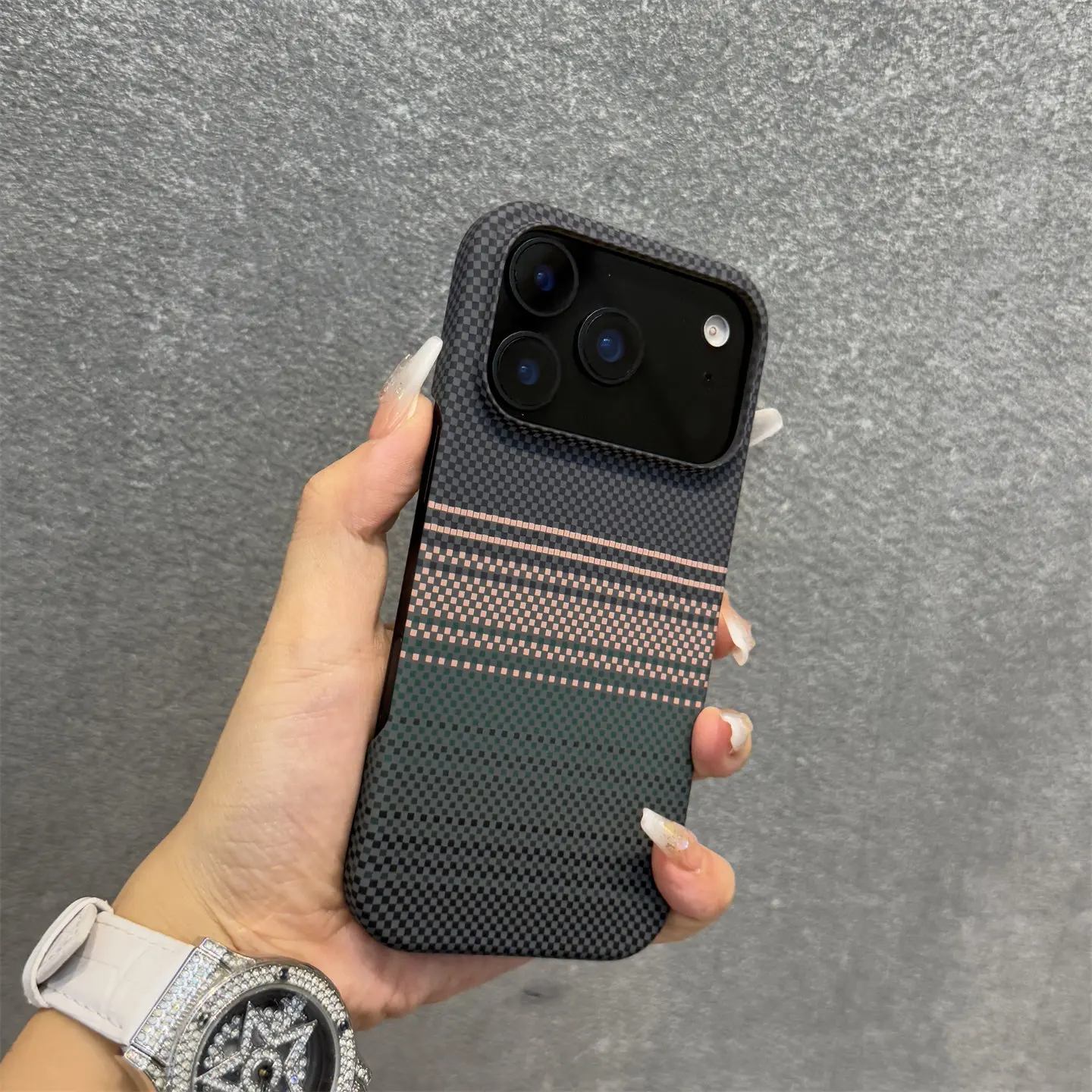 รูปสินค้า เคส iPhone ไร้ขอบลายคาร์บอนไฟเบอร์ พร้อมชาร์จ Magsafe
