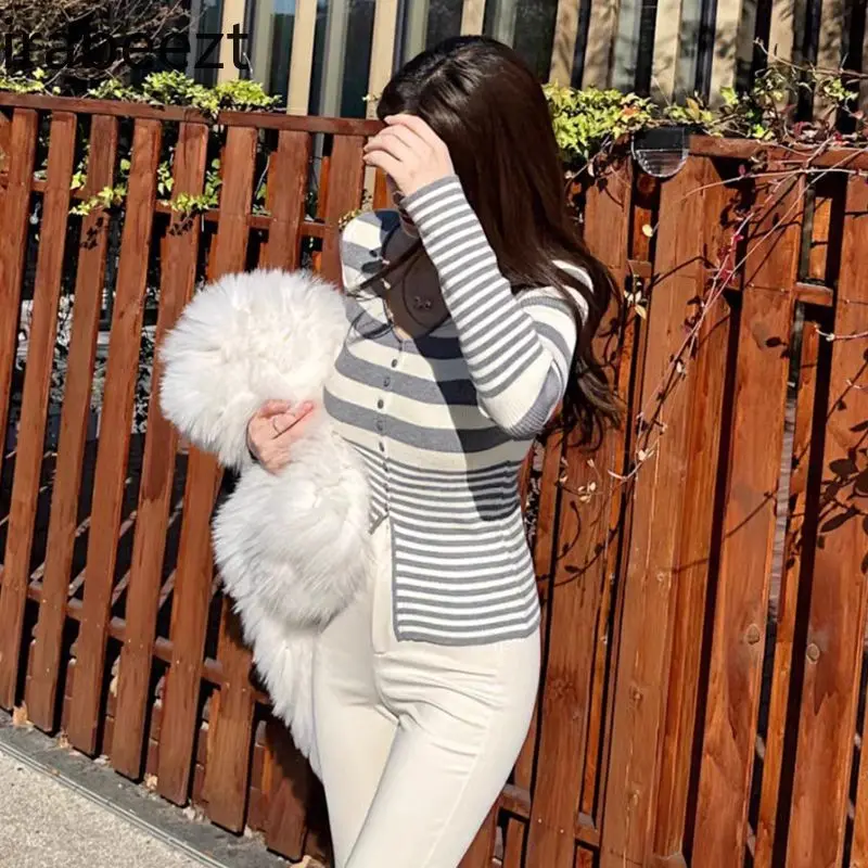한국 슬림한 브이넥 스트라이프 스웨터, 얇은 슬릿 디자인, 단추 탑 가디건, 그레이 컬러, 가을 겨울 신상