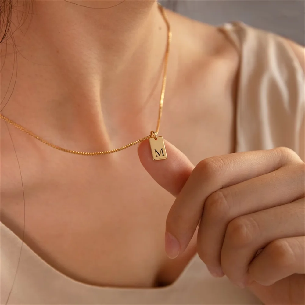 

Оригинальное ожерелье, подвеска с выгравированной надписью на заказ, изящное ожерелье с инициалом, золотое ожерелье с биркой, ожерелье для подружки невесты, подарок, ювелирные изделия, подарок